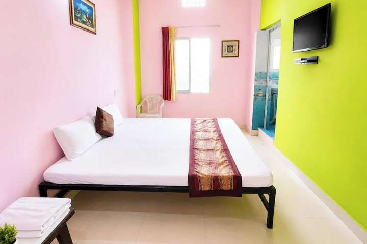 Room 9 of 18
