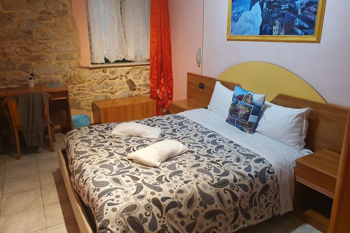 Room 9 of 28