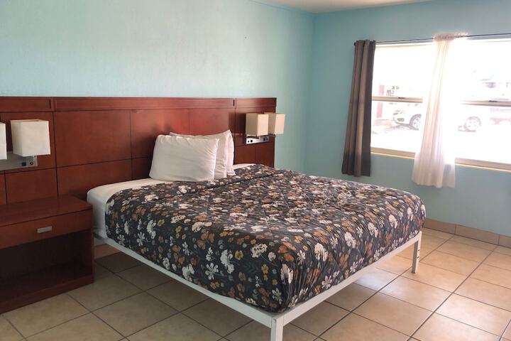 1 King Bed (4 of 15)