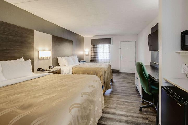 2 Queen Beds (7 of 10)