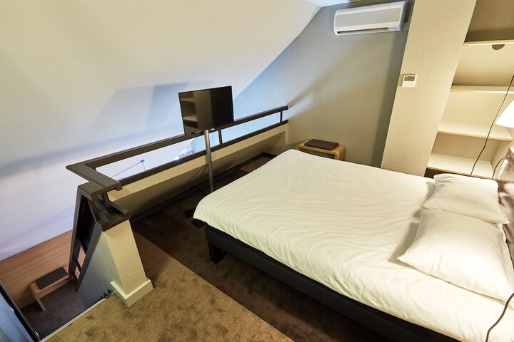 Room 8 of 90