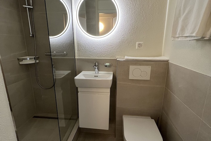Room 32 of 40