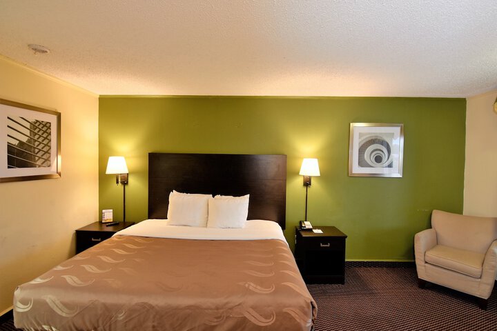 1 King Bed (5 of 9)