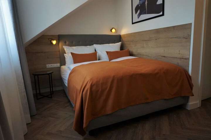 Room 10 of 70