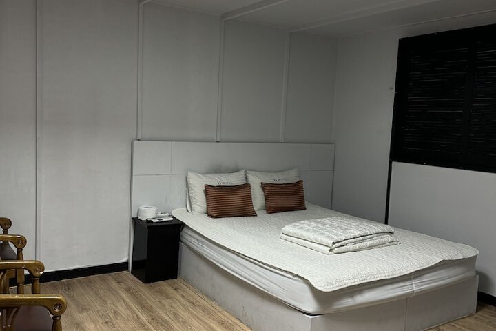 Room 7 of 19