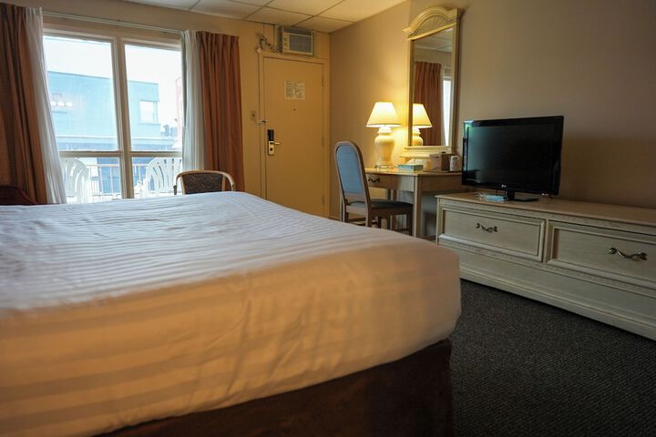 1 King Bed Premium (19 of 21)