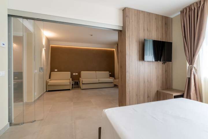 Room 44 of 211