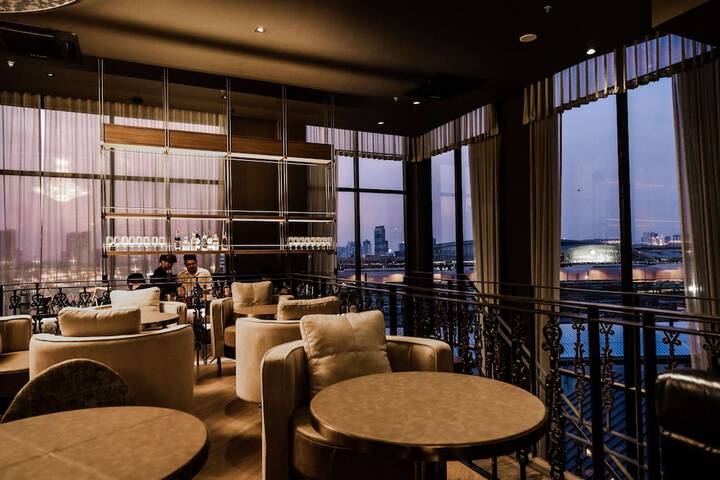Lounge 94 of 112