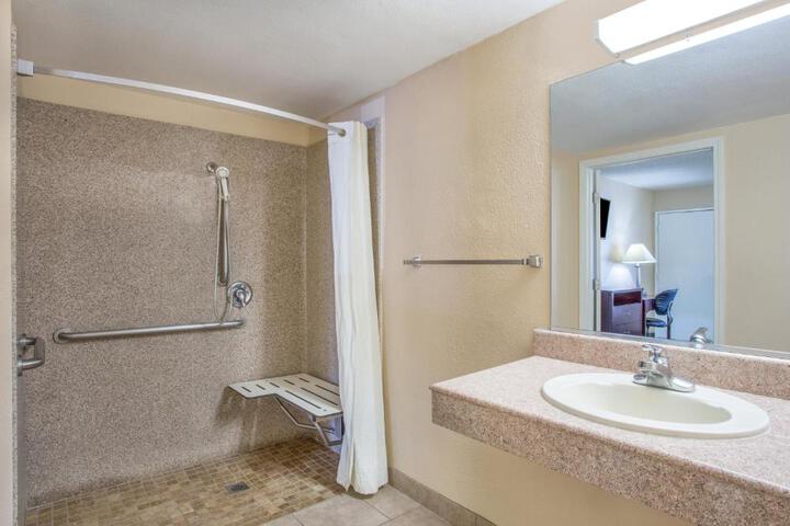 Deluxe King Bed Jetted Tub (1 of 16)