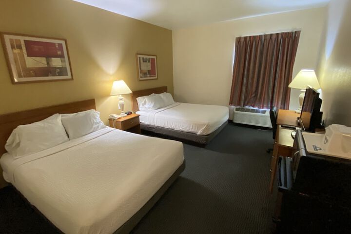 2 Queen Beds (2 of 8)
