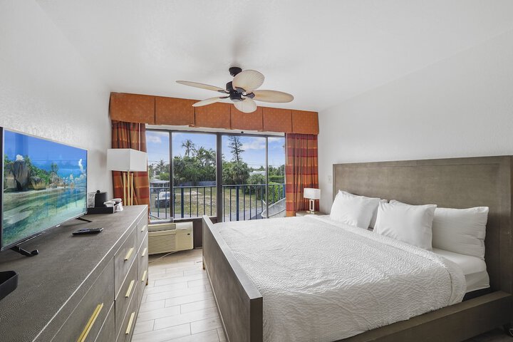 1 King Bed Ocean View Balcony (11 of 11)