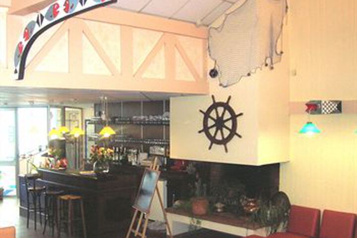 Lounge 8 of 10