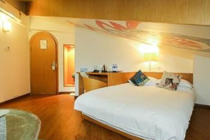 Room 16 of 19