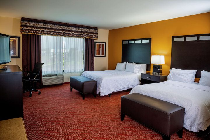 2 Queen Beds (10 of 12)