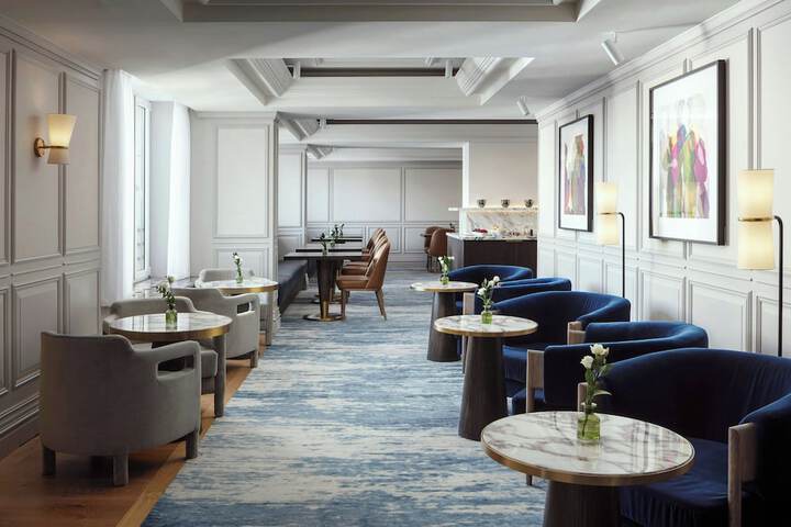 Lounge 144 of 152