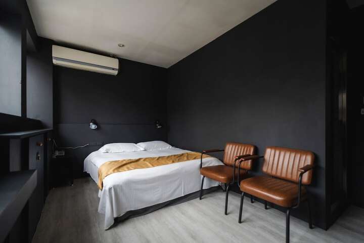 Room 28 of 68