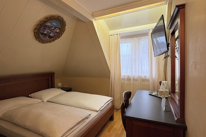 Room 152 of 266