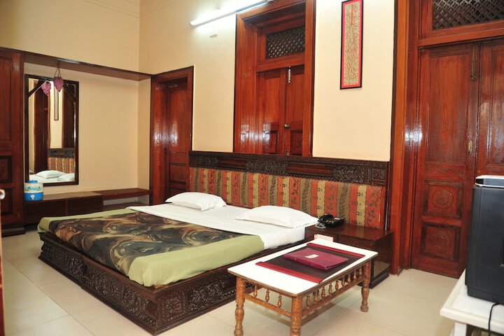 Room 11 of 28