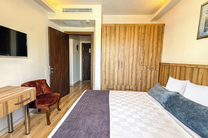 Room 13 of 36