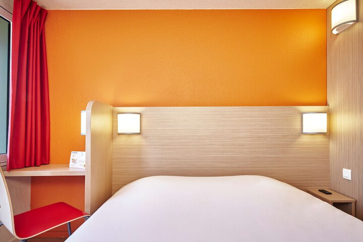 Room 12 of 77