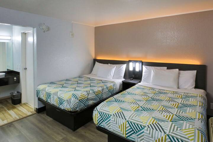 Double Accessible Queen Size Bed (1 of 10)