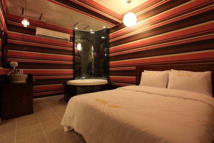 Room 4 of 42