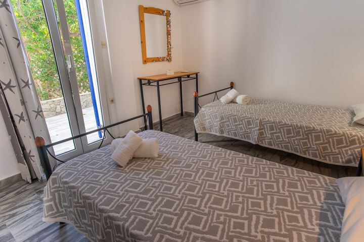 Room 5 of 165