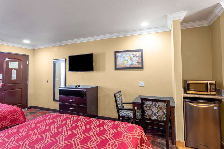 1 Queen Bed (4 of 9)