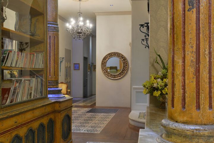 Check-in/check-out kiosk