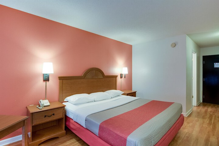 1 King Bed (8 of 19)