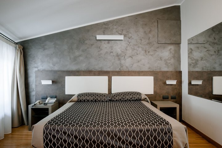 Room 7 of 121