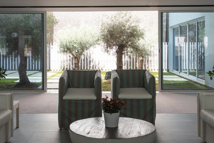 Guest Lobby