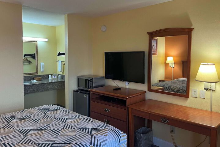 Room 8 of 16