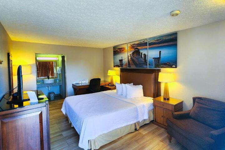 1 King Bed (3 of 6)