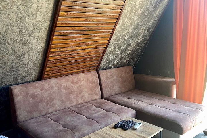 Room 7 of 12