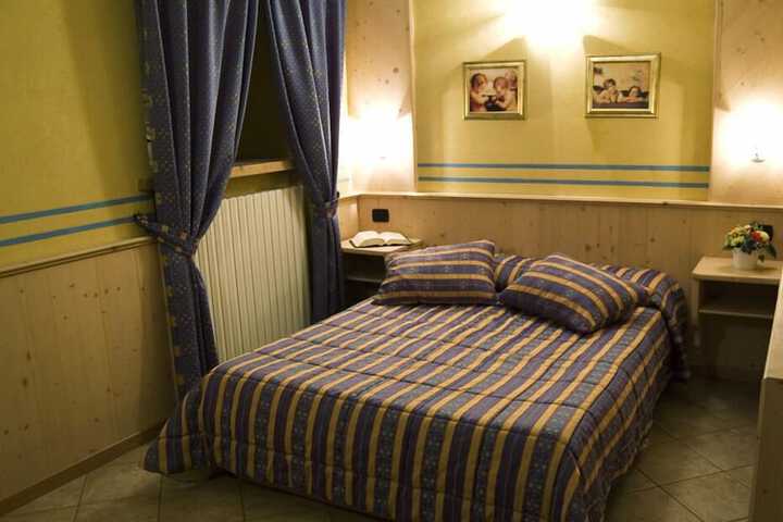 Room 6 of 30