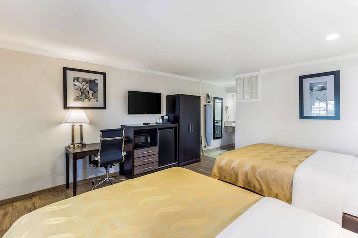 2 Queen Beds (15 of 27)