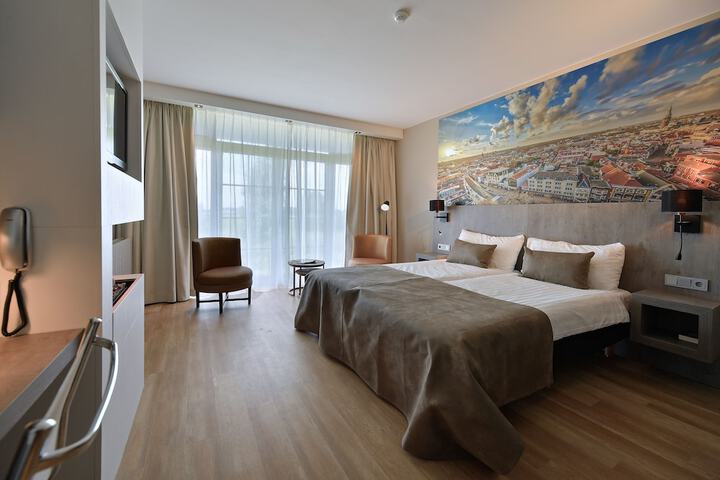 Room 27 of 74
