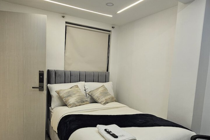Room 10 of 34