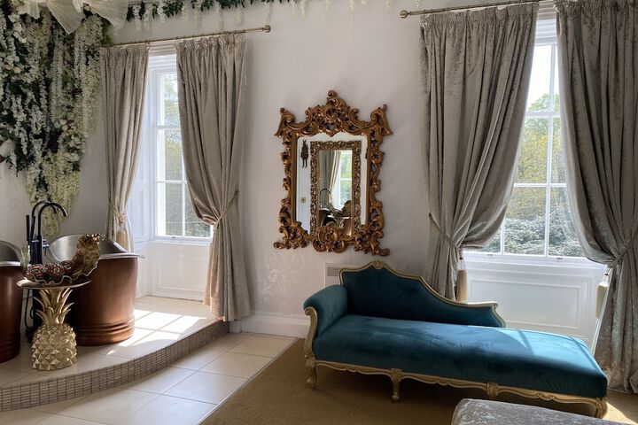 Room 8 of 99