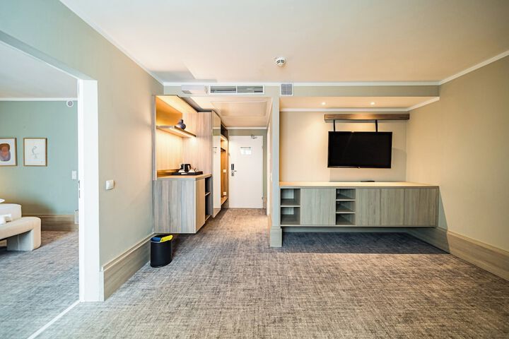 Room 12 of 82