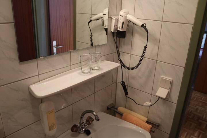 Room 16 of 28