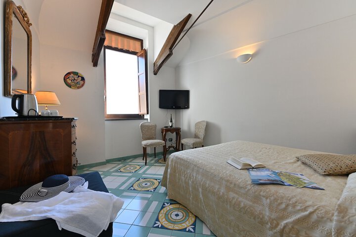 Room 12 of 28