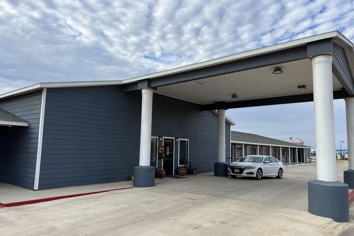 Hotel Bien Venido in Pearsall, TX