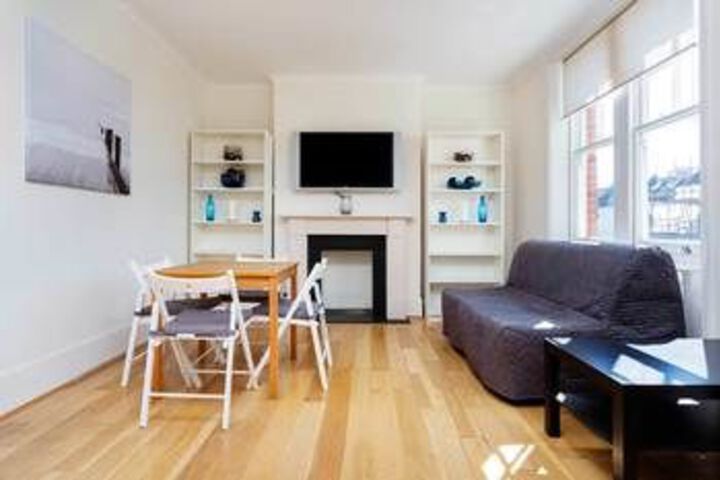 Room 10 of 12