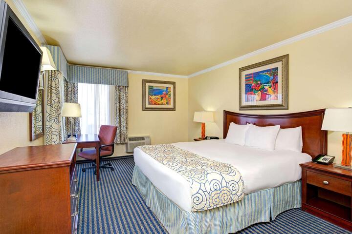 2 Queen Beds (8 of 18)