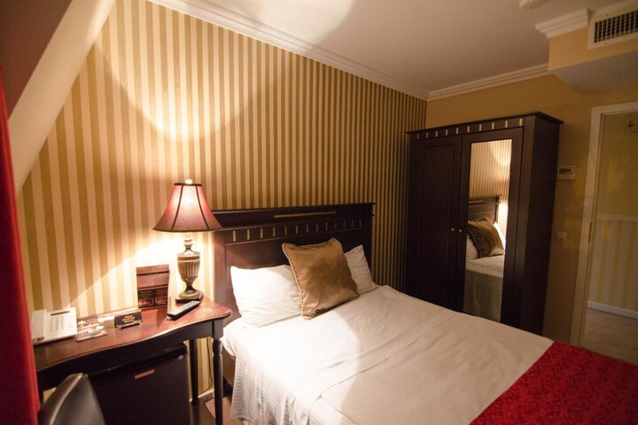Room 32 of 54