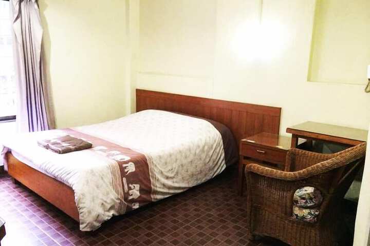 Room 11 of 28
