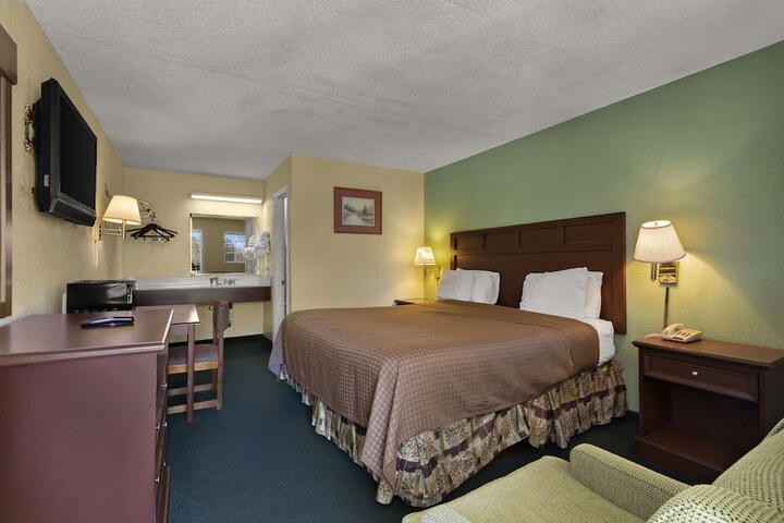 Accessible 1 King Bed - Free WiFi, Microwave, Minifridge Coffeemaker Cable TV Desk (7 of 11)