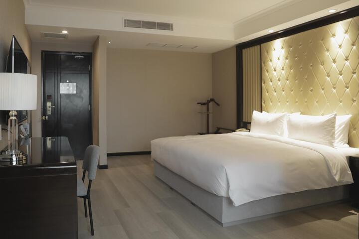 Room 4 of 8